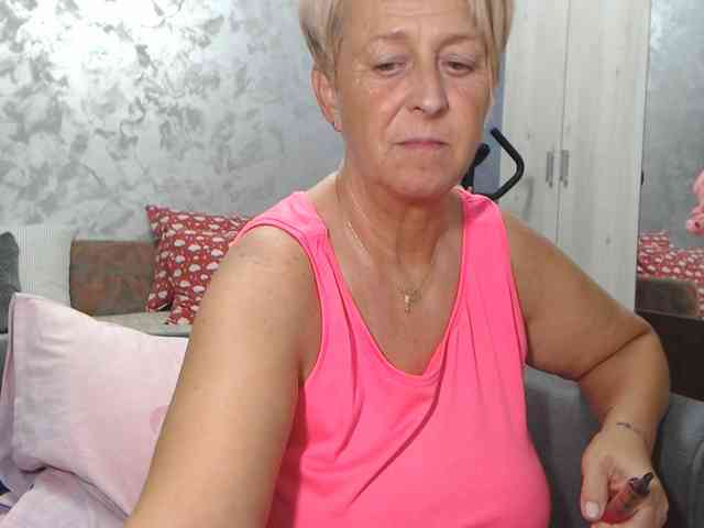LovePinkLilli webcam