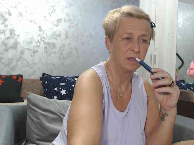 LovePinkLilli webcam