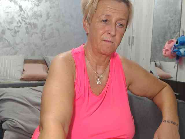 LovePinkLilli webcam