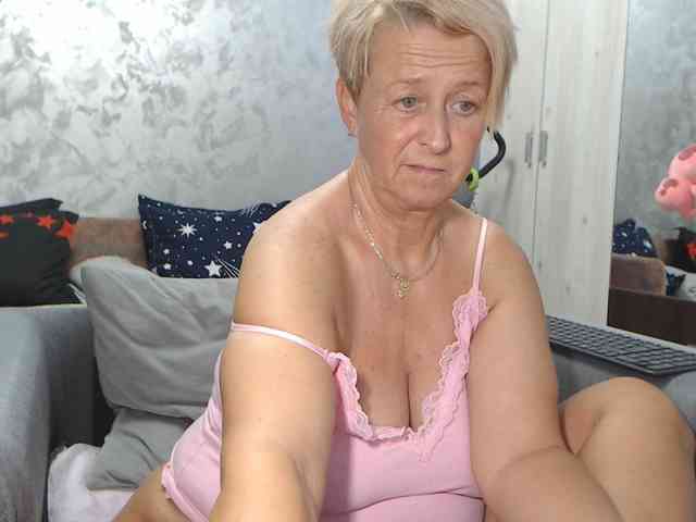 LovePinkLilli webcam
