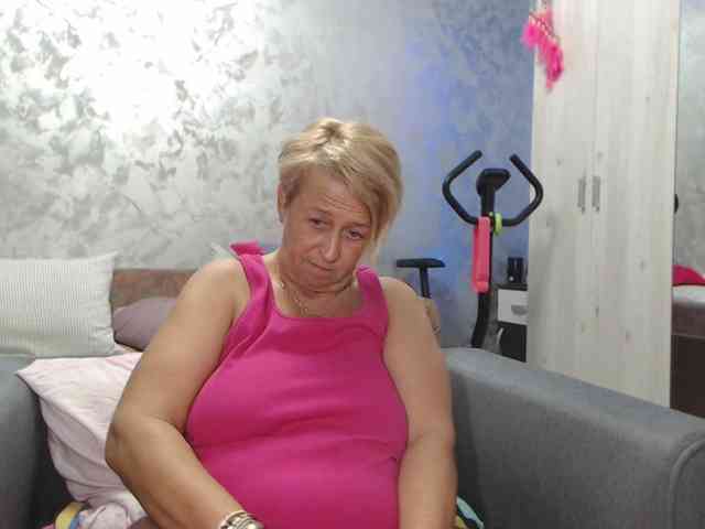 LovePinkLilli webcam