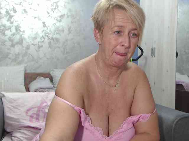 LovePinkLilli webcam