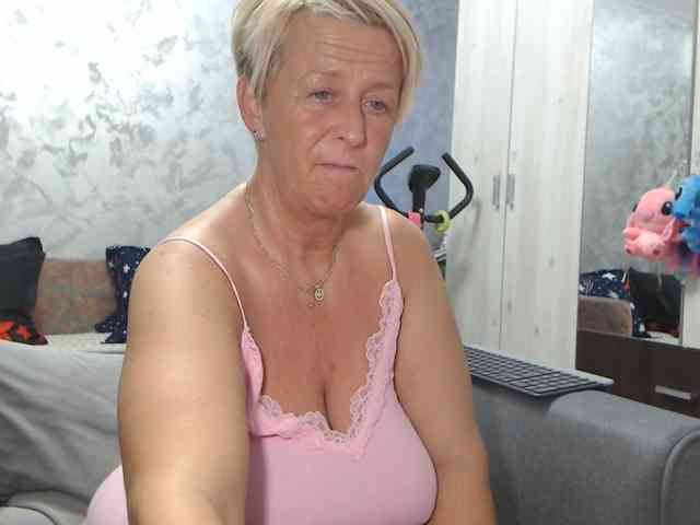LovePinkLilli webcam