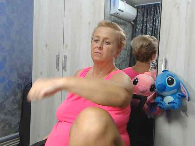 LovePinkLilli webcam