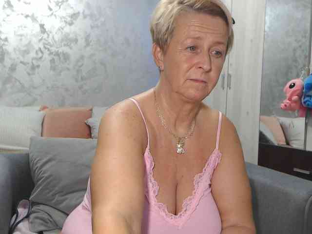 LovePinkLilli webcam