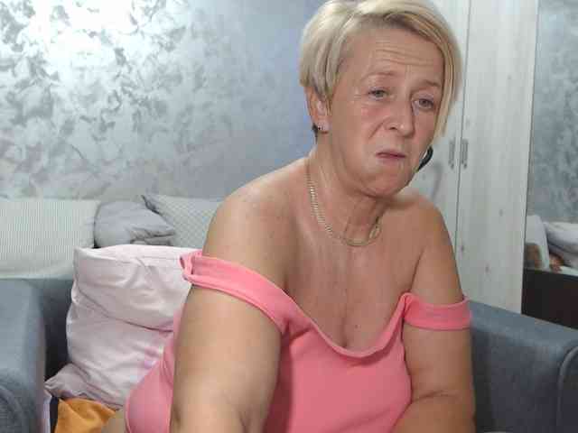 LovePinkLilli webcam
