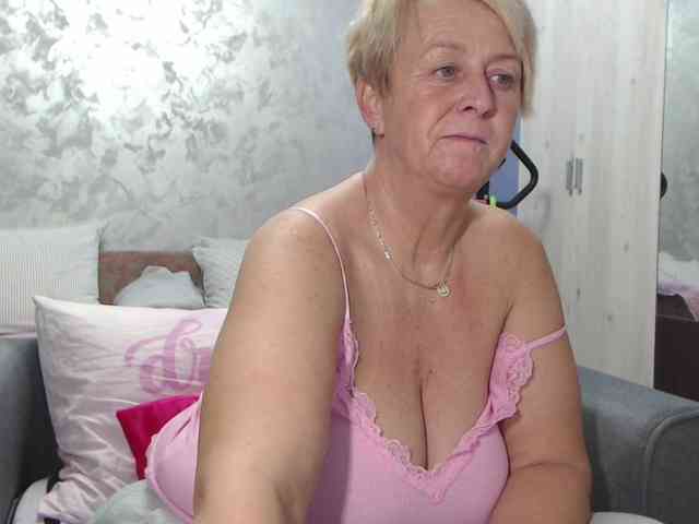 LovePinkLilli webcam