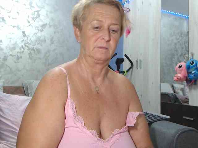 LovePinkLilli webcam