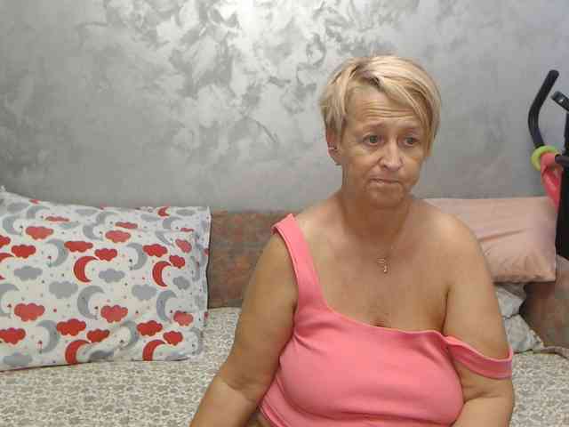 LovePinkLilli webcam