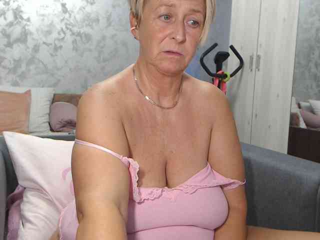 LovePinkLilli webcam