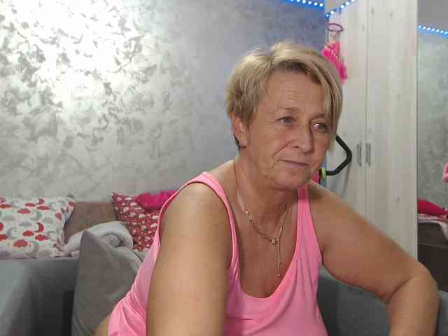 LovePinkLilli webcam
