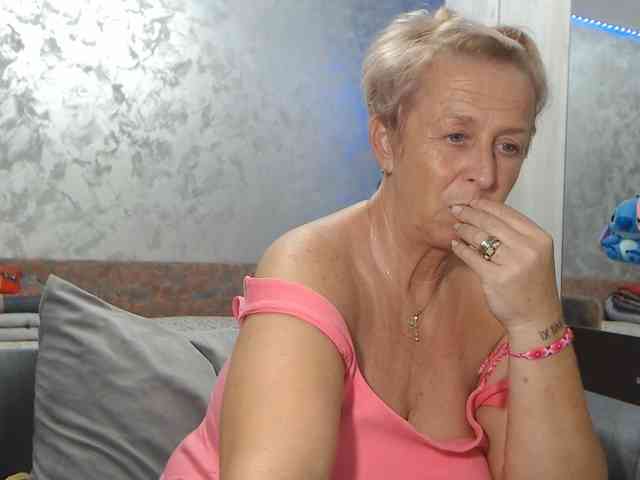 LovePinkLilli webcam