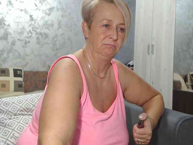 LovePinkLilli webcam