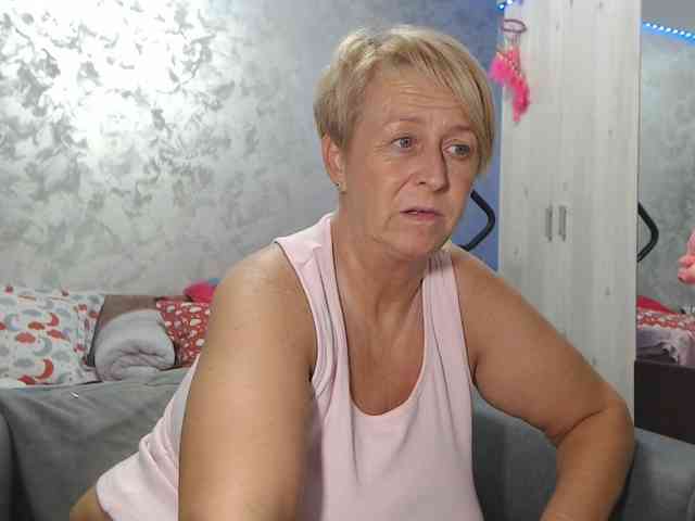 LovePinkLilli webcam