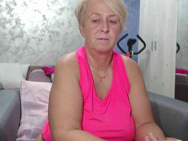 LovePinkLilli webcam