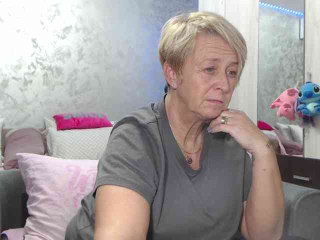 LovePinkLilli webcam