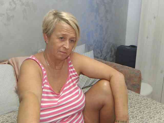 LovePinkLilli webcam