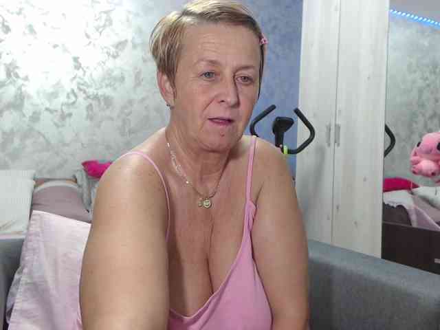 LovePinkLilli webcam