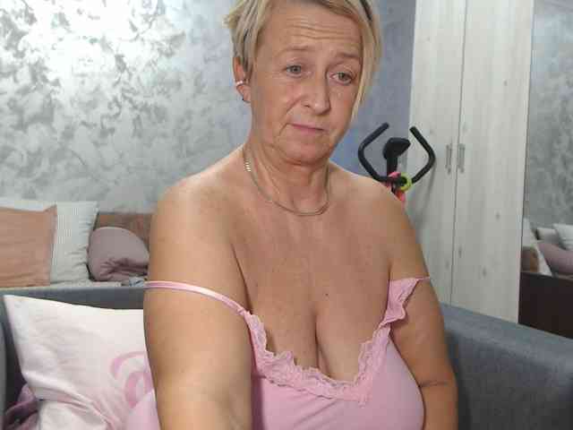 LovePinkLilli webcam