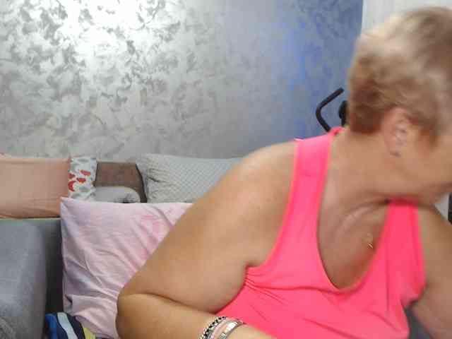 LovePinkLilli webcam