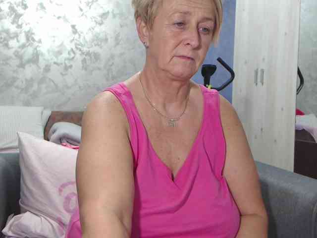 LovePinkLilli webcam