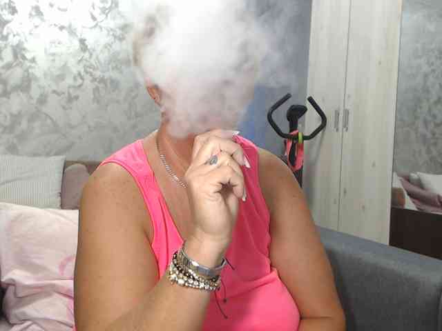 LovePinkLilli webcam