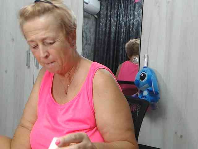 LovePinkLilli webcam