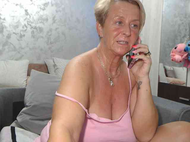 LovePinkLilli webcam