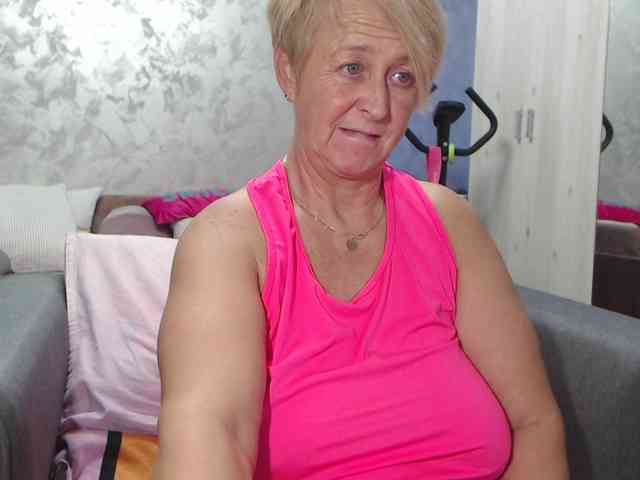 LovePinkLilli webcam