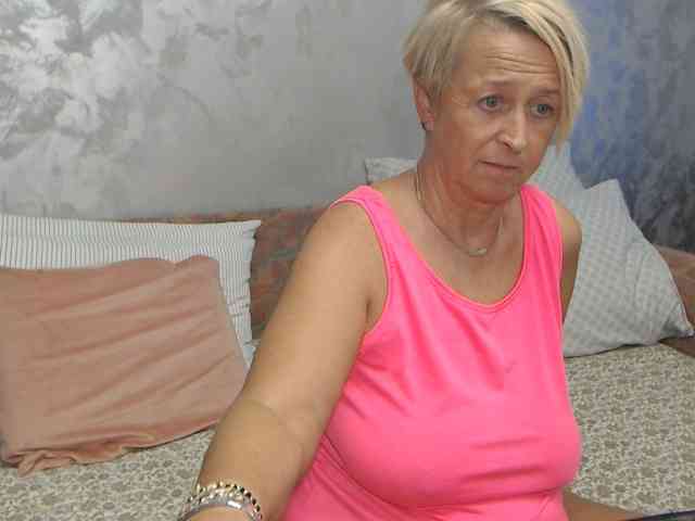 LovePinkLilli webcam