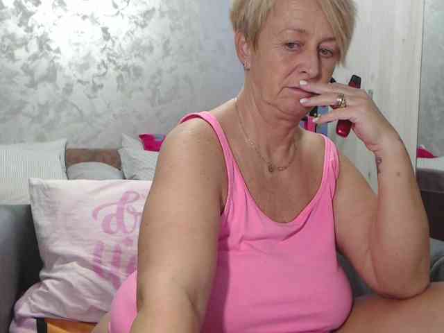 LovePinkLilli webcam