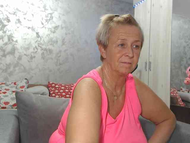 LovePinkLilli webcam