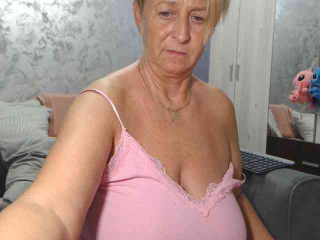 LovePinkLilli webcam