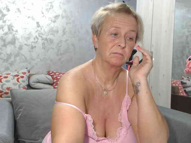 LovePinkLilli webcam