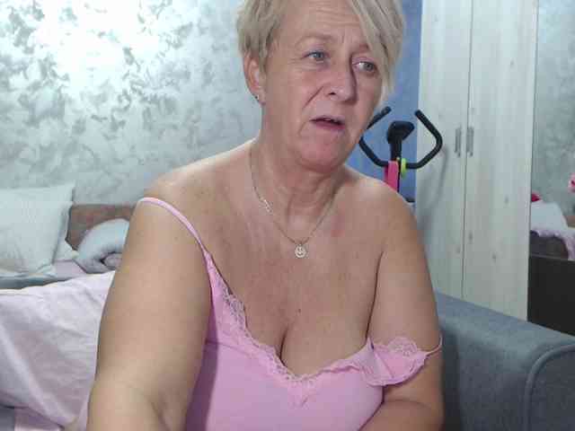 LovePinkLilli webcam