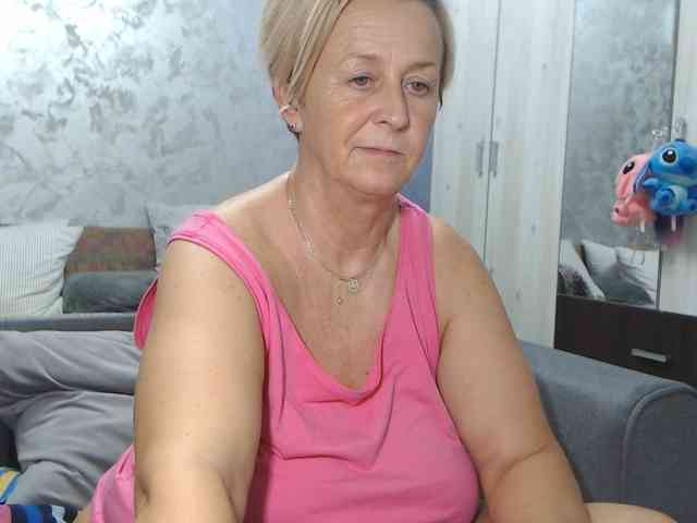 LovePinkLilli webcam