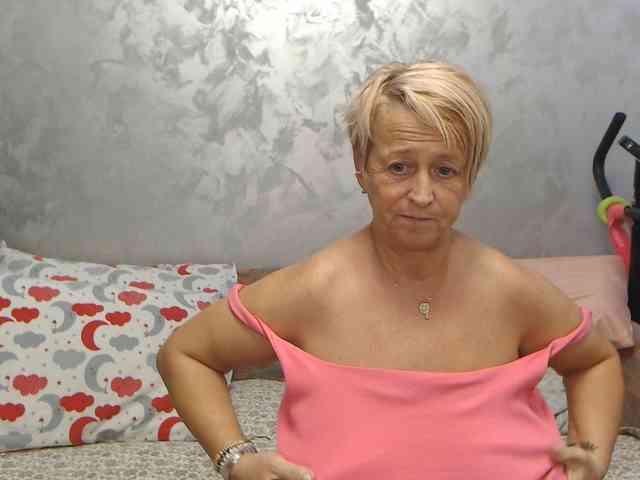 LovePinkLilli webcam