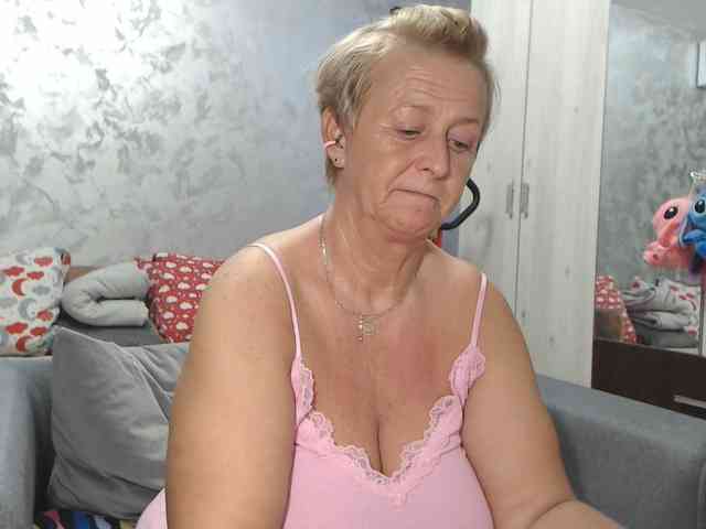 LovePinkLilli webcam