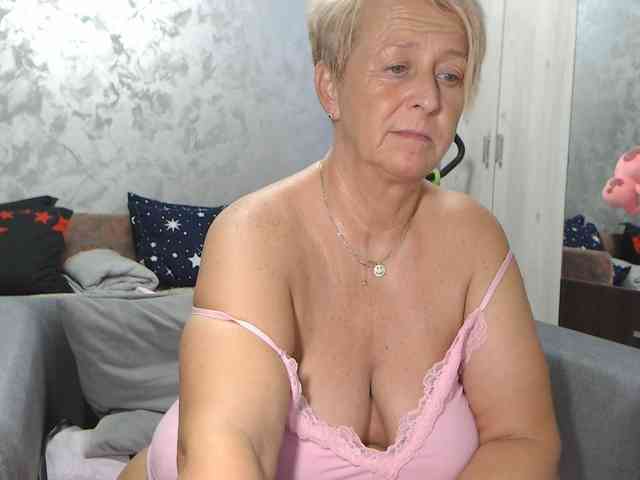 LovePinkLilli webcam