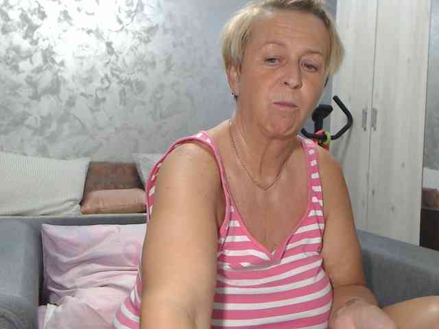 LovePinkLilli webcam