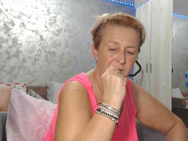 LovePinkLilli webcam