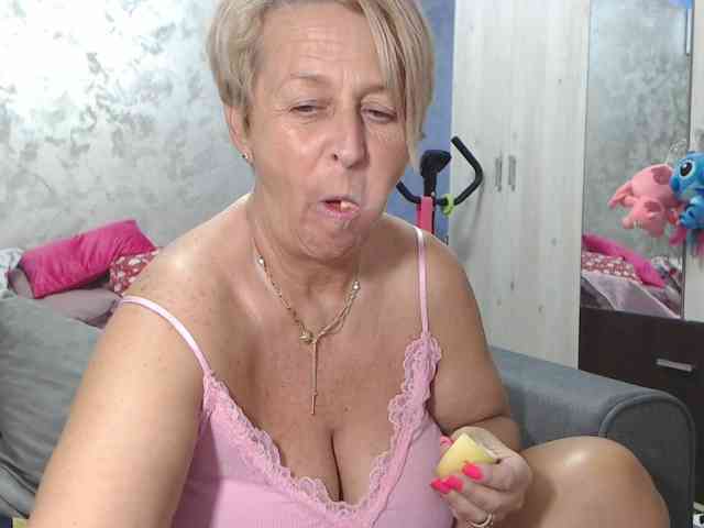 LovePinkLilli webcam
