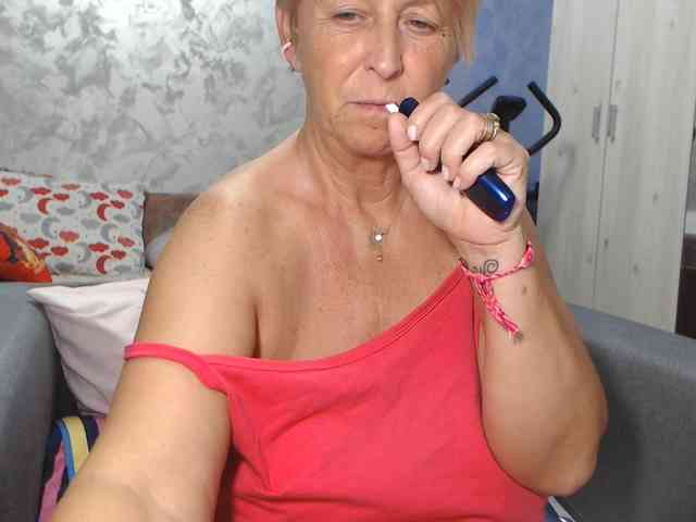 LovePinkLilli webcam
