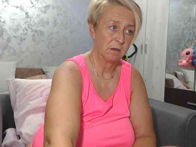 LovePinkLilli webcam