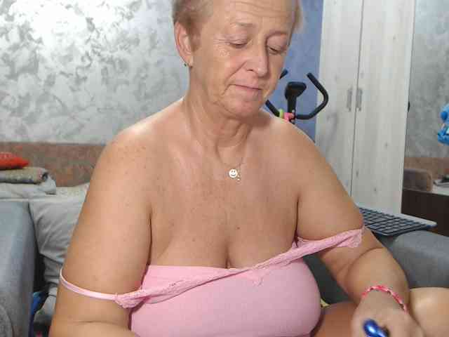 LovePinkLilli webcam