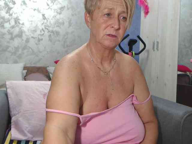 LovePinkLilli webcam