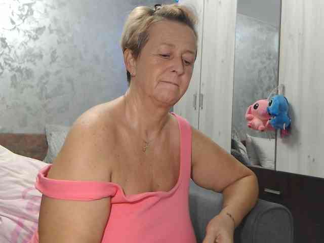 LovePinkLilli webcam