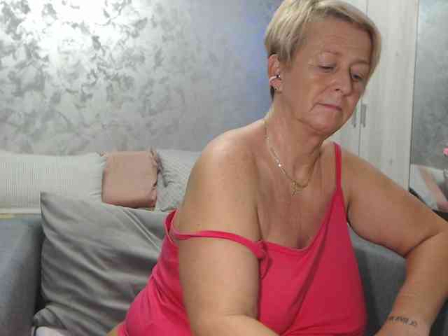 LovePinkLilli webcam