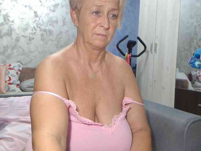 LovePinkLilli webcam