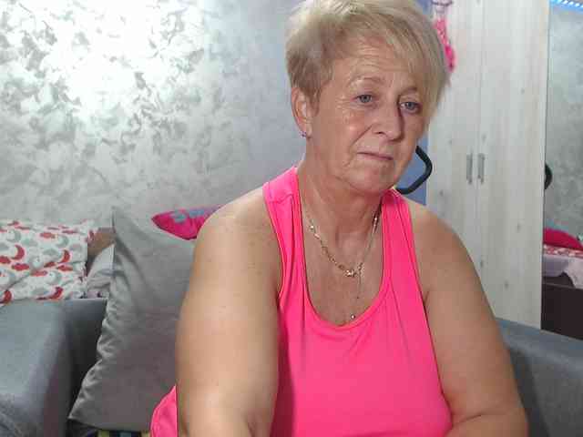 LovePinkLilli webcam